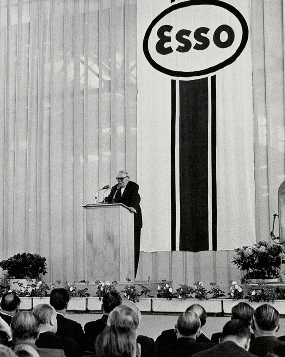 Ludwig Erhard eröffnet die Esso Raffinierie in Köln