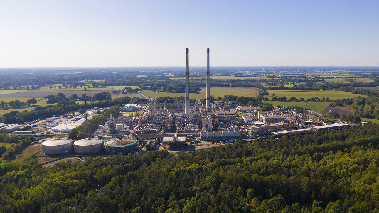 Zwei 150 Meter hohe Trme lassen die Anlage schon von Weitem sichtbar werden.