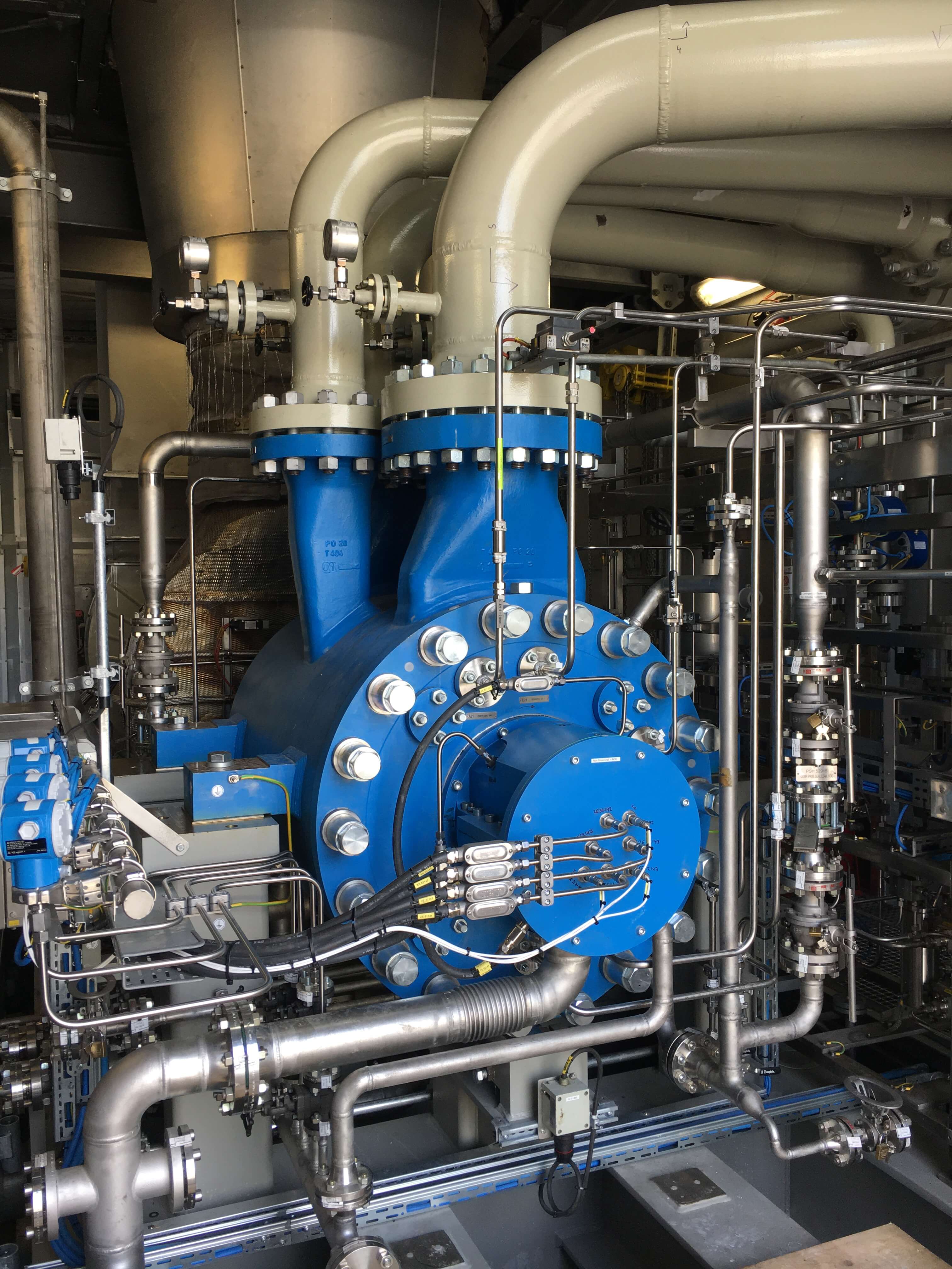 Image Der neue zweistufige Turbokompressor bei Kranankunft und installiert