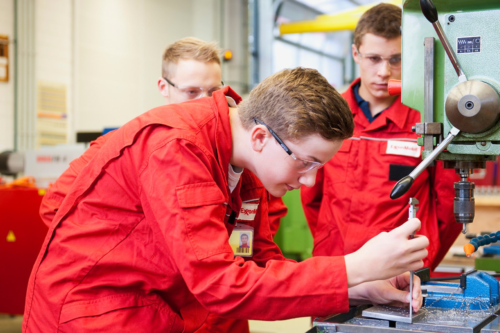 Image Die Teilnehmer
der ExxonMobil Summer School lernen beispielsweise die Ausbildungswerkstatt
kennen.