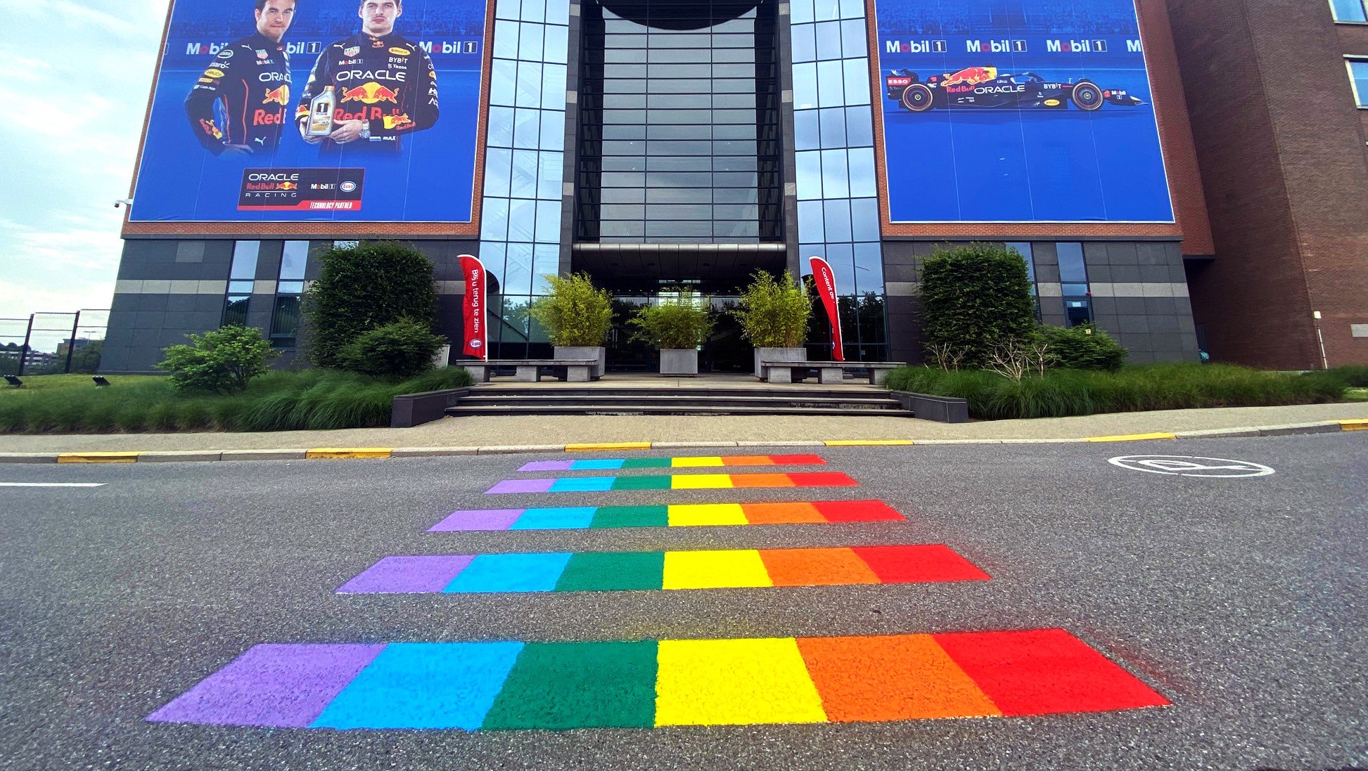 Zebrastreifen in Regenbogenfarben von unserem Bürogebäude.