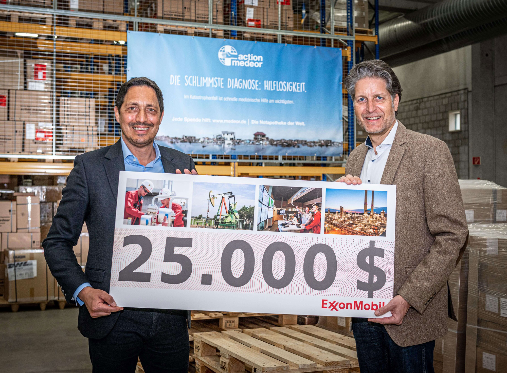 Vorstandssprecher Sid Johann Peruvemba von action medeor und Christoph Thünemann (ExxonMobil) bei der Scheckübergabe.