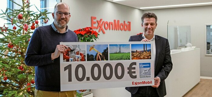 Axel Weiß (Production Manager der EMPG) und Felix Harbart (HAZ) bei der Scheckübergabe