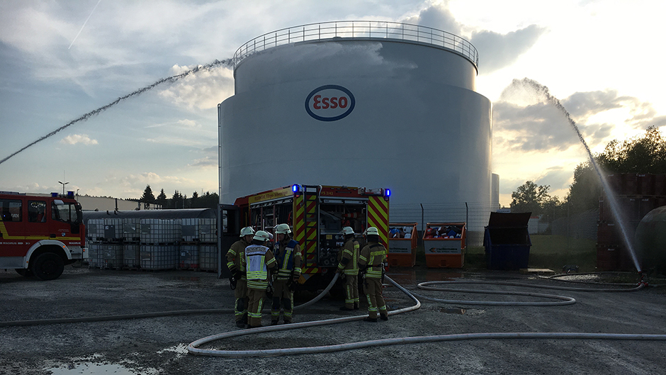 Image Foto— Die Feuerwehr-Leute wurden während der Übung am Esso Terminal und bei der Firma Bürk-Kauffmann gefordert