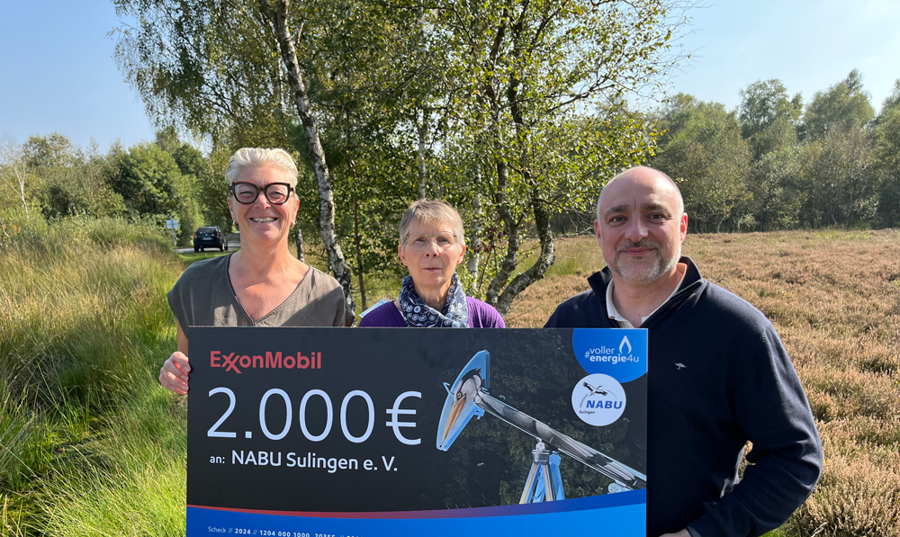 Image v.l.n.r.:
Birgit Schilling - ExxonMobil Unternehmenssprecherin
Johanna Pinkas - 1. Vorsitzende NABU Sulingen e.V.
André Dannenberg - ExxonMobil Betriebsleiter Voigtei/Barenburg