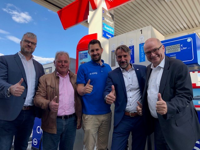 Große Freude bei der Eröffnung: Ralf Schönholz (links), Wolfgang Schneider, Marco Wrobel, Stefan Heuer und Ulrich Gutting freuen sich über den Zuwachs im Esso Tankstellennetz