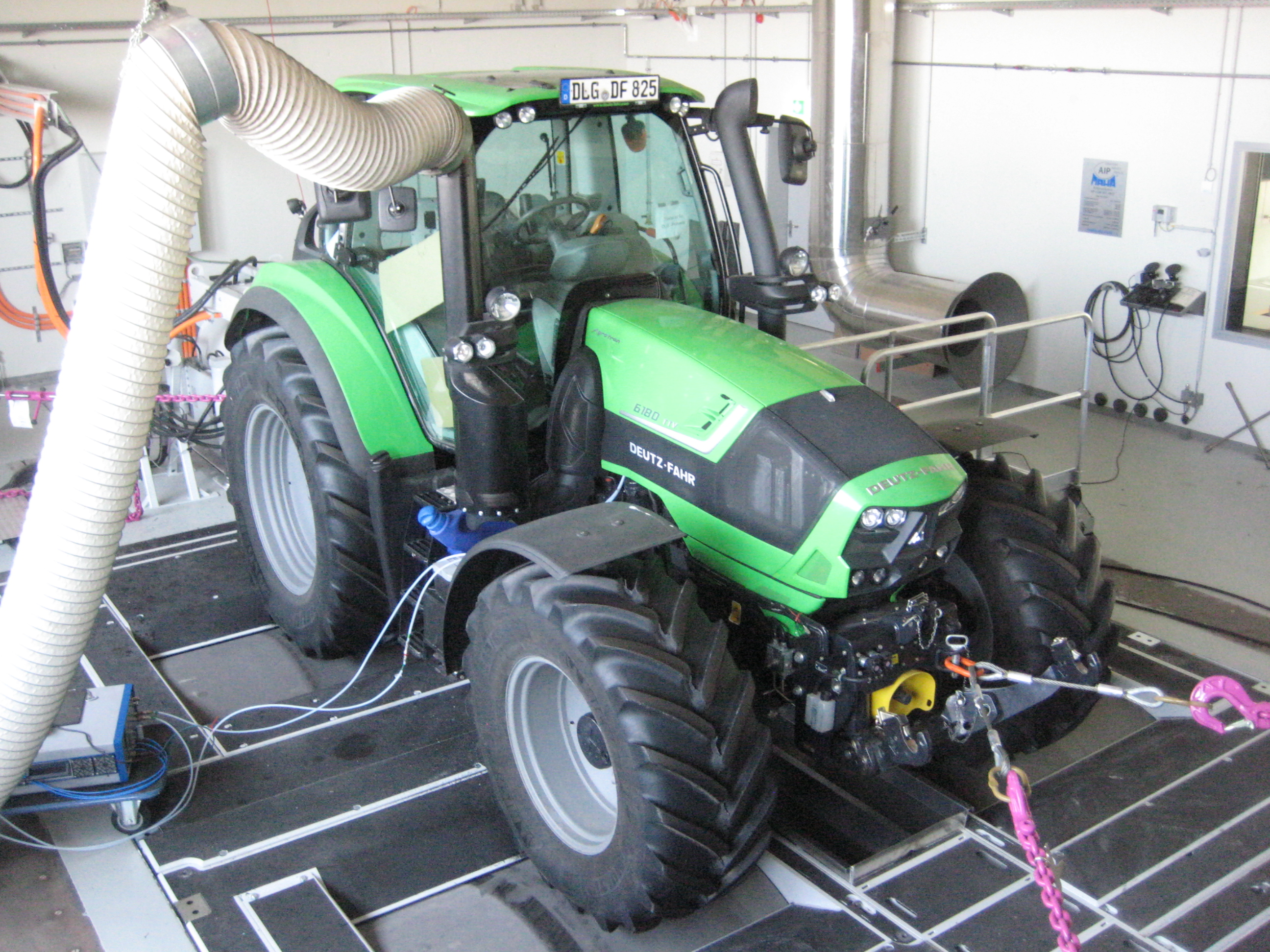 Image Foto Ein Traktor im Testzentrum fr Technik und Betriebsmittel der Deutschen Landwirtschafts-Gesellschaft (DLG) Copyright: DLG e.V. - (Deutsche Landwirtschafts-Gesellschaft)