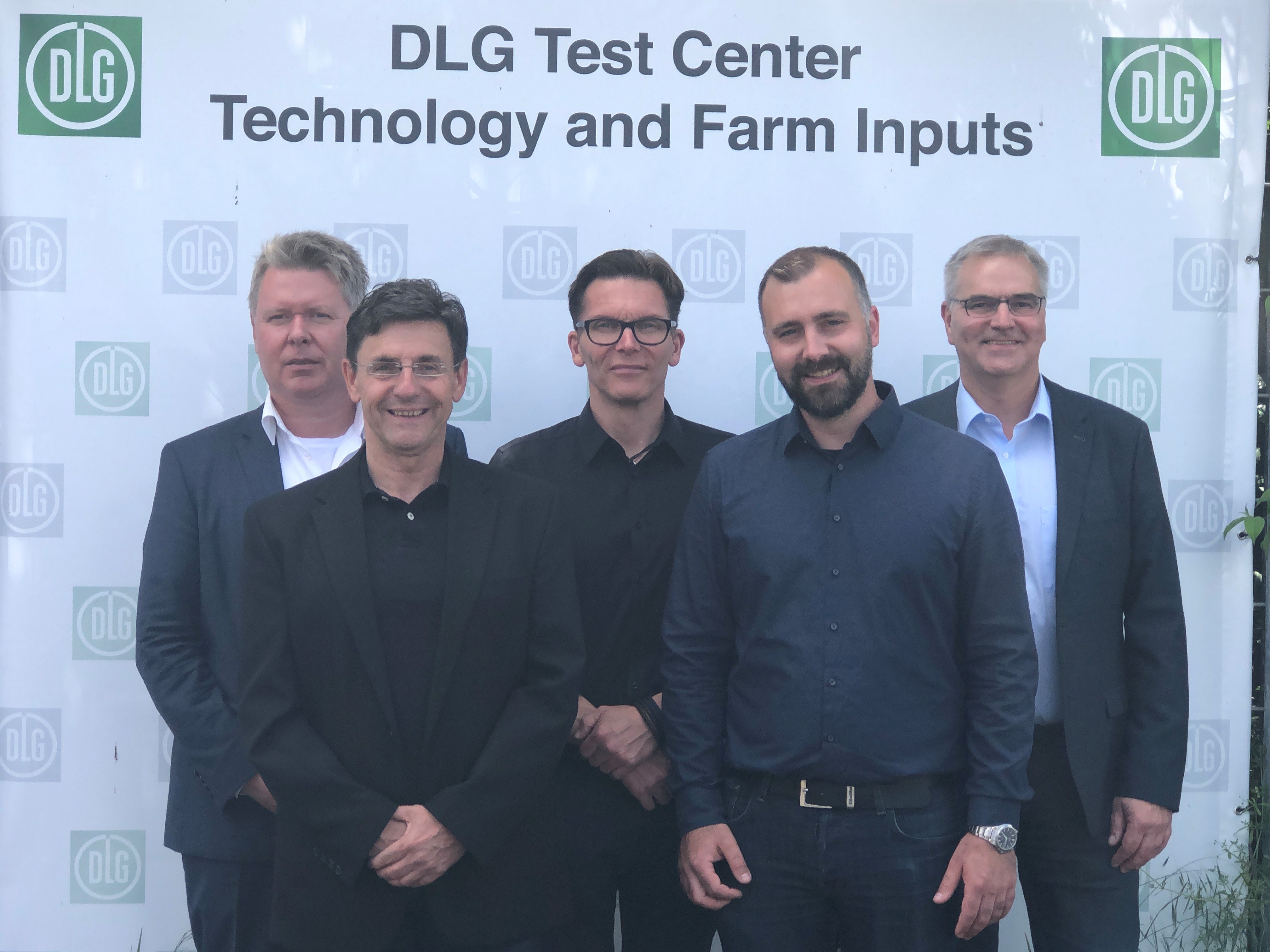 Image Foto Vertreter von ExxonMobil und DLG besuchen das Testzentrum fr Technik und Betriebsmittel. Hinten (vlnr): Andreas Last, Christian Heise und Karsten Rettmann (alle ExxonMobil). Vorne: Dr. Michael Eise (links) und Sander Schwick (beide DLG) Copyright: DLG e.V. - (Deutsche Landwirtschafts-Gesellschaft)