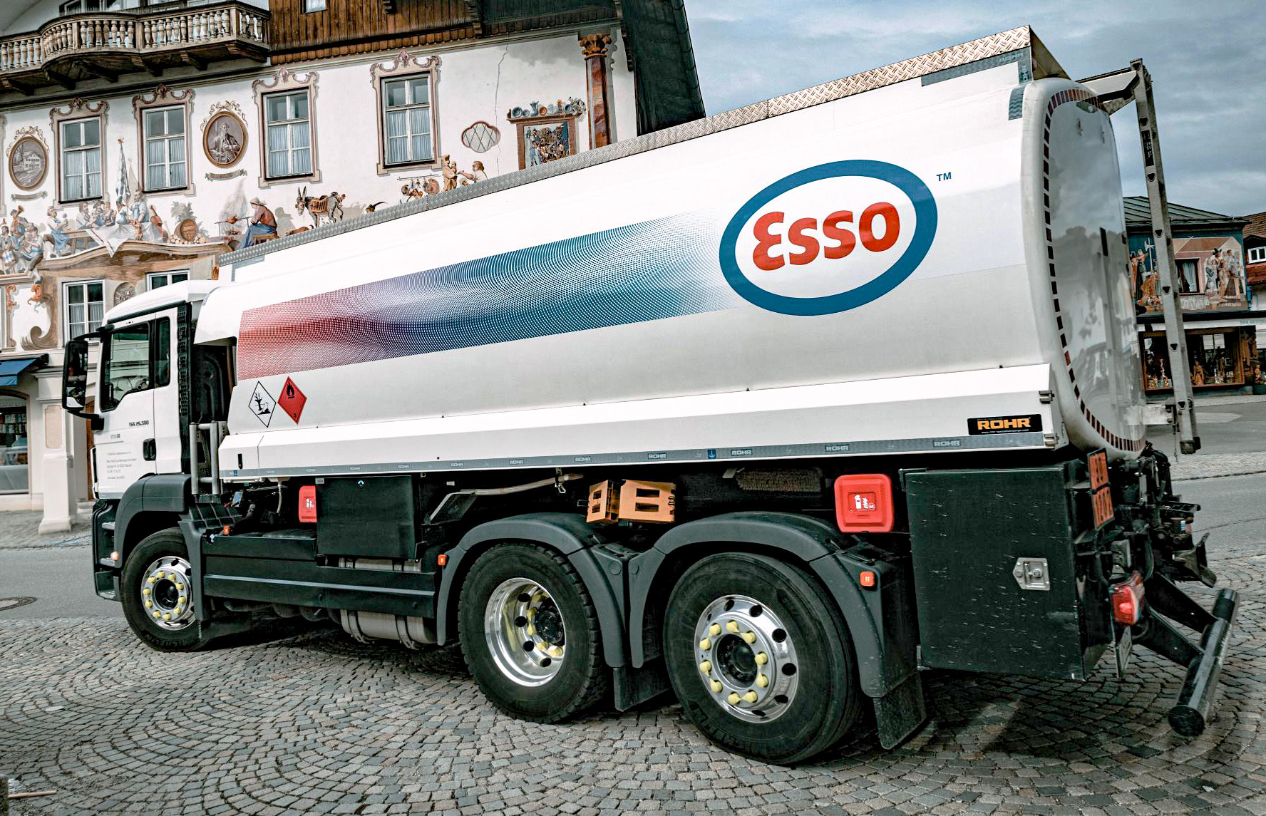 Esso-LKW mit Heizöl beladen. 