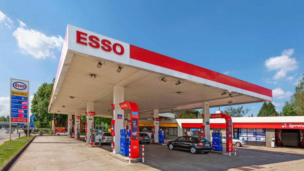 Image Foto  Das deutsche Esso Tankstellennetz, hier eine Station in Hamburg, wird an EG verkauft