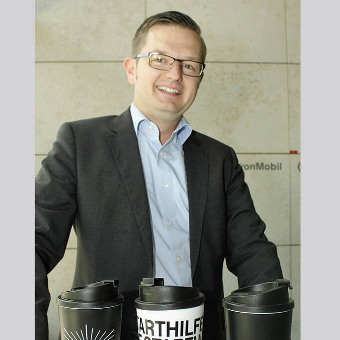 Image Foto — Björn Groth, Category Manager Coffee bei Esso, präsentiert die Mehrweg-Kaffeebecher