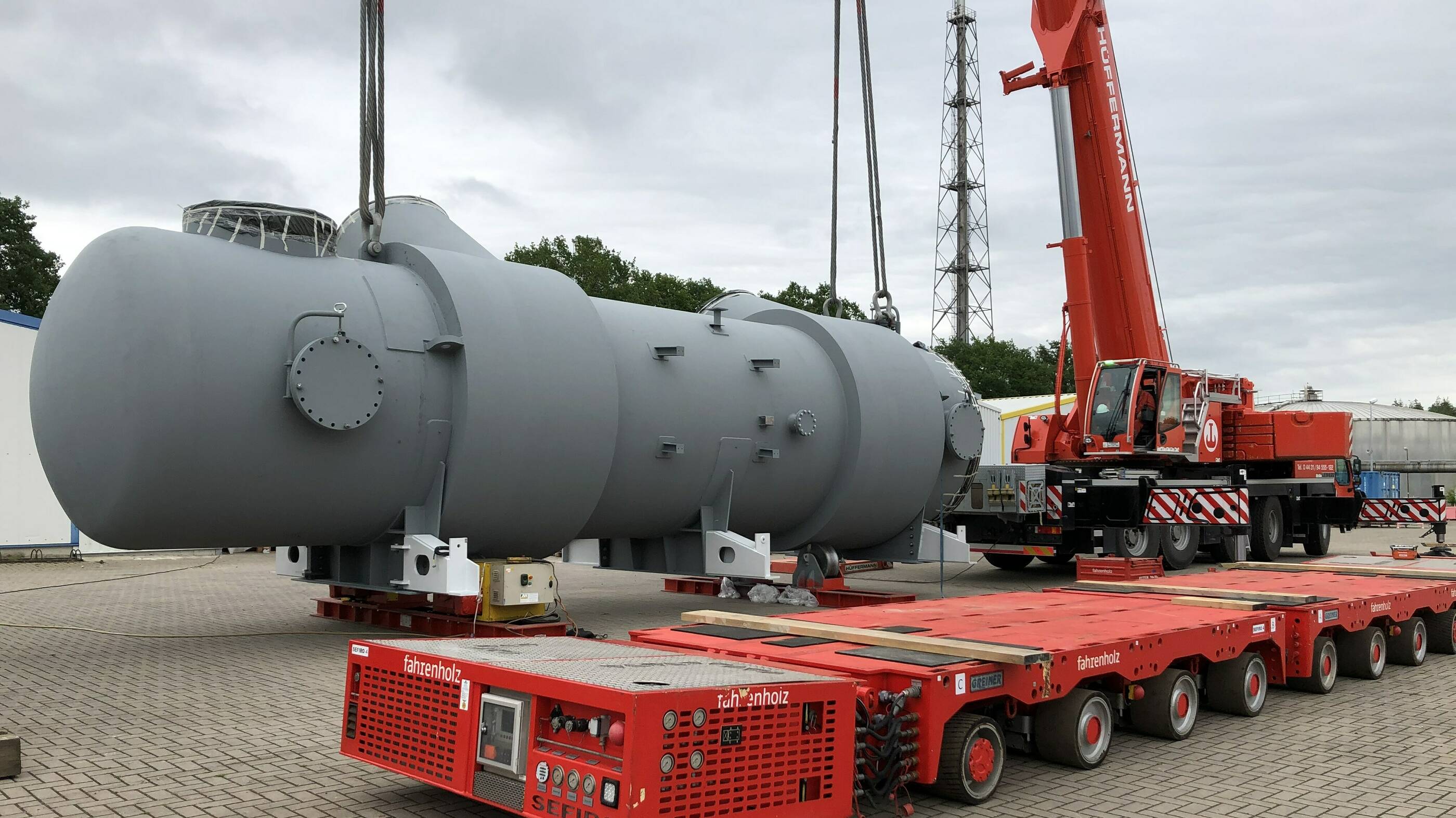 Image Rund 13 Meter lang und 100 Tonnen schwer: der neue Gas-Wärmetauscher der Erdgasaufbereitungsanlage.
