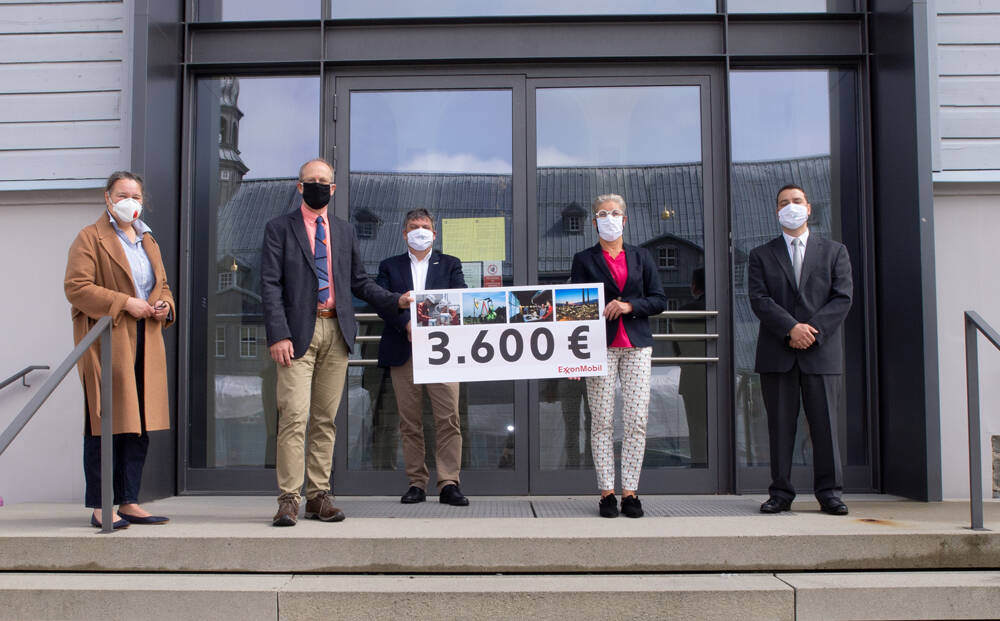 Image v.l.n.r.Andrea Langhorst, Alumnimanagement
Prof. Philip Jäger, Institut for Subsurface Energy Systems
Prof. Joachim Schachtner, Präsident TU Clausthal
Birgit Schilling, Unternehmenssprecherin ExxonMobil
Dr. Xavier Holzmann, Institut for Subsurface Energy Systems