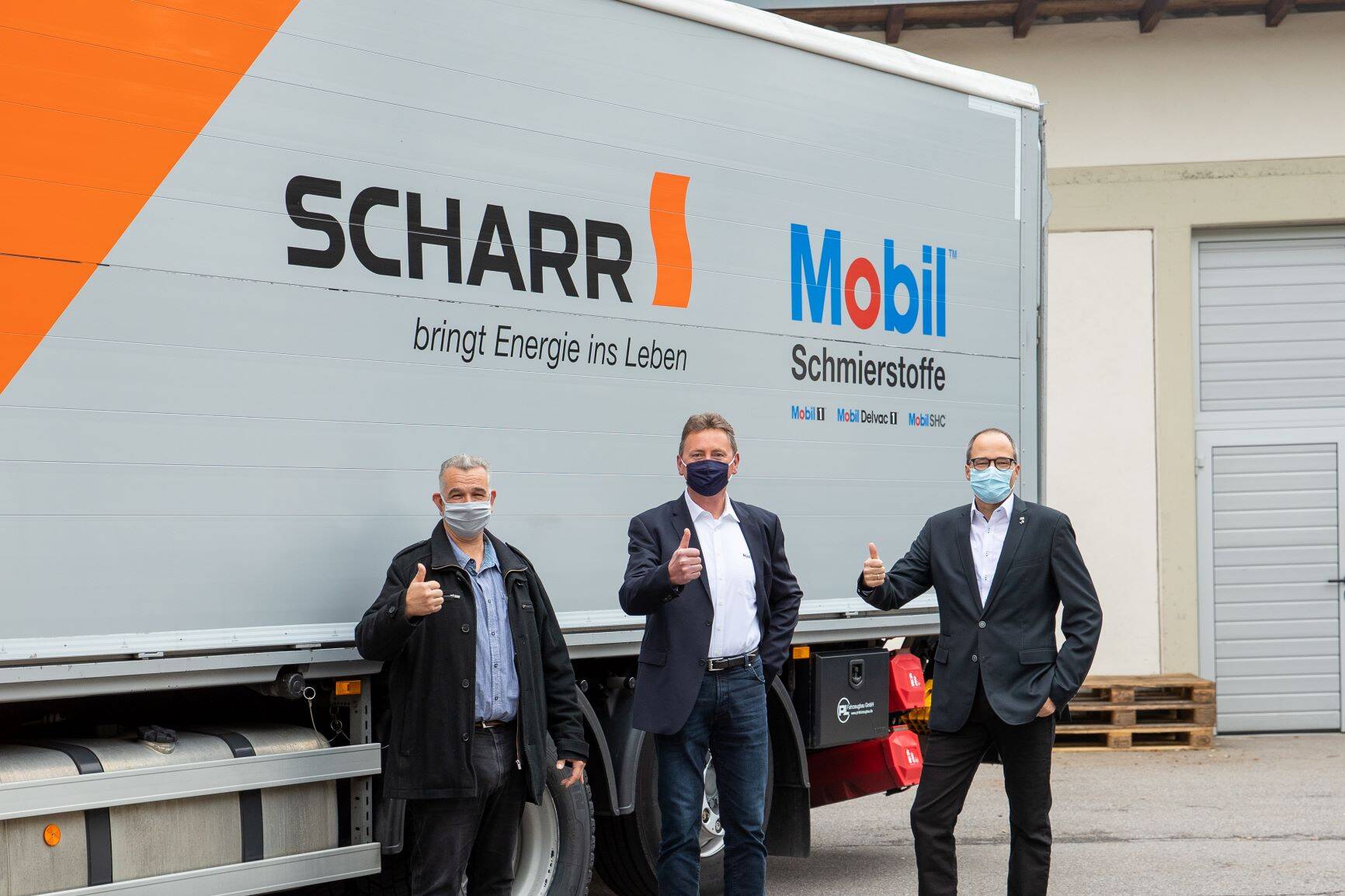 Image 1.200-Liter
Motorl der
Marke Jenbacher N Oil 40 werden fr die Wartung der Jenbacher Gasmotoren angeliefert