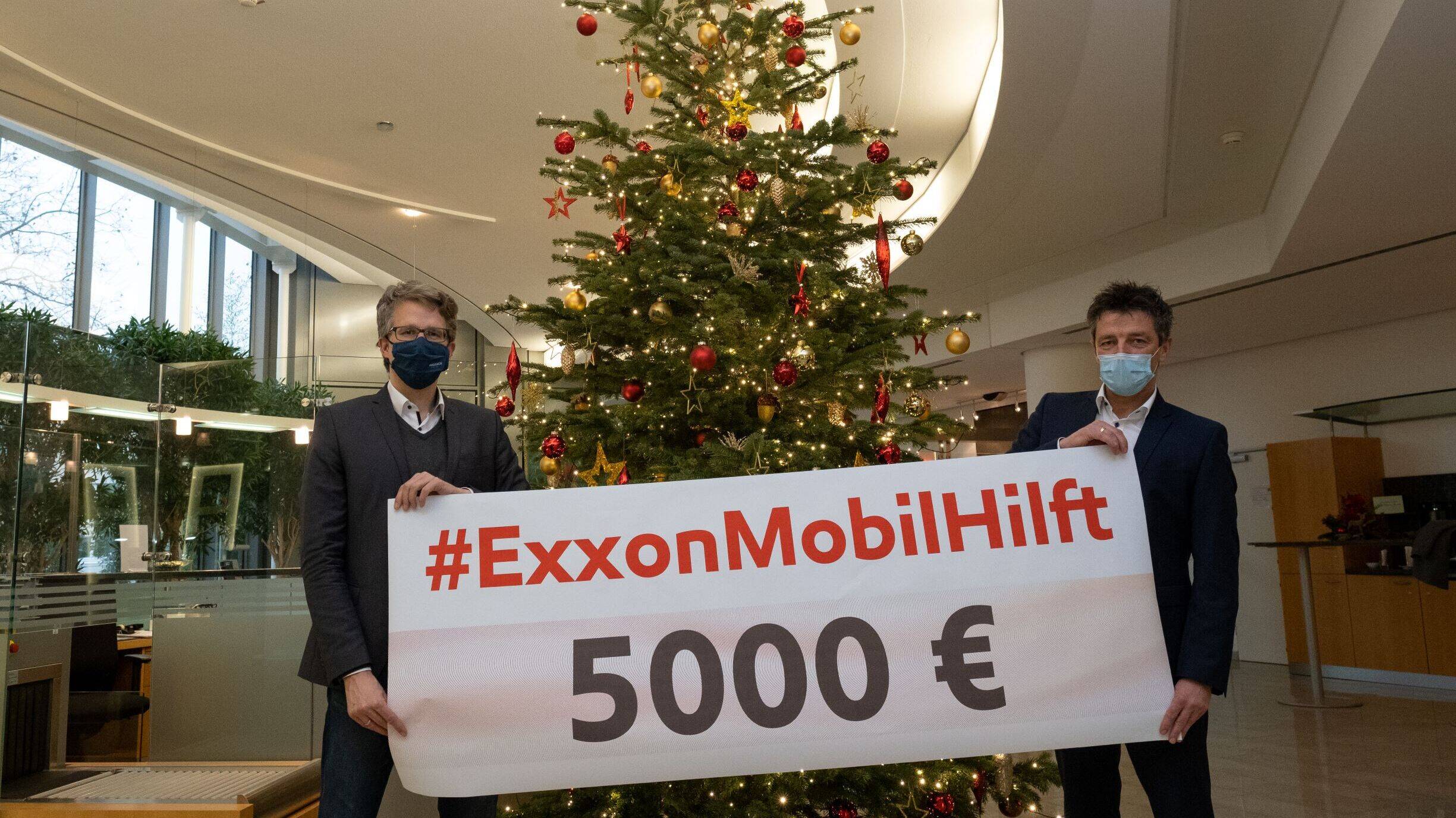 Image Bild: HAZ-Redakteur Heiko Randerman (links) zusammen mit ExxonMobil-Geschäftsführer Axel Weiß.©Schaarschmidt